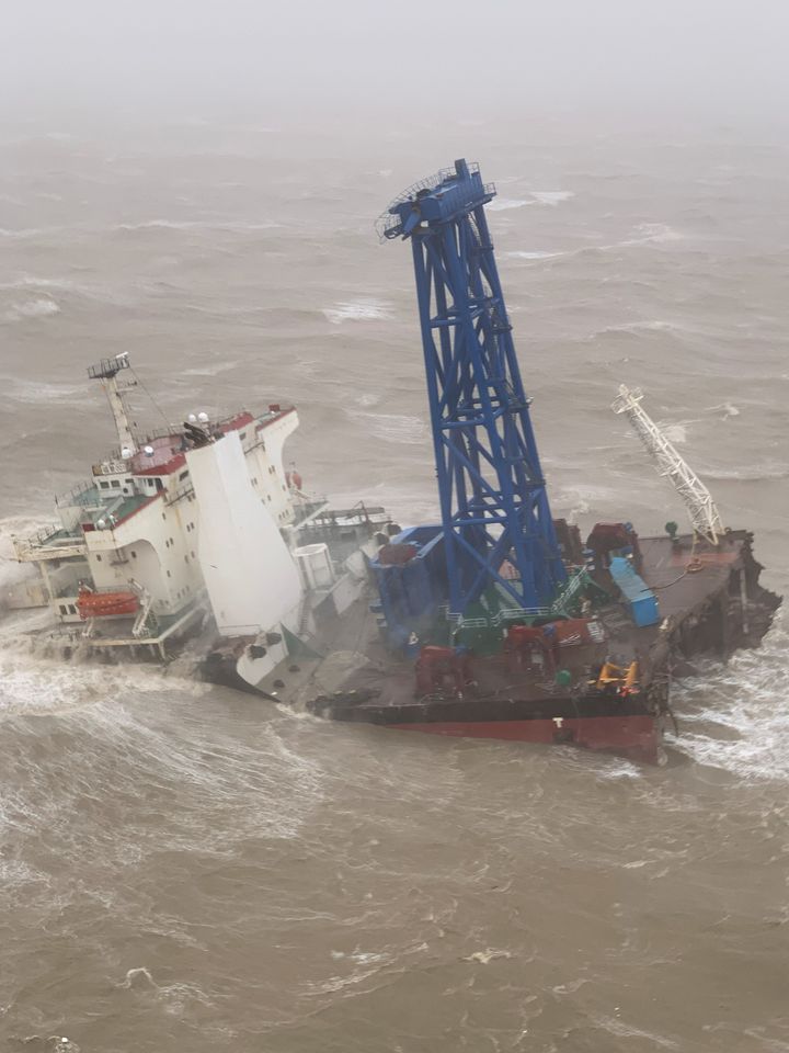 Το πλοίο φαίνεται να βυθίζεται αφού έσπασε στα δύο καθώς η τροπική καταιγίδα Chaba πέρασε, σύμφωνα με τις αρχές, σε ύδατα ανοιχτά του Χονγκ Κονγκ, Κίνα, στις 2 Ιουλίου 2022