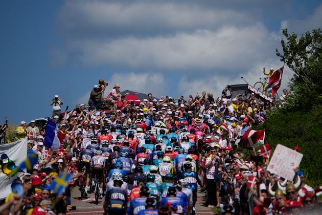 Le public était si présent sur les bords de route de cette deuxième étape du Tour de France que les spectateurs et le peloton se confondaient parfois.