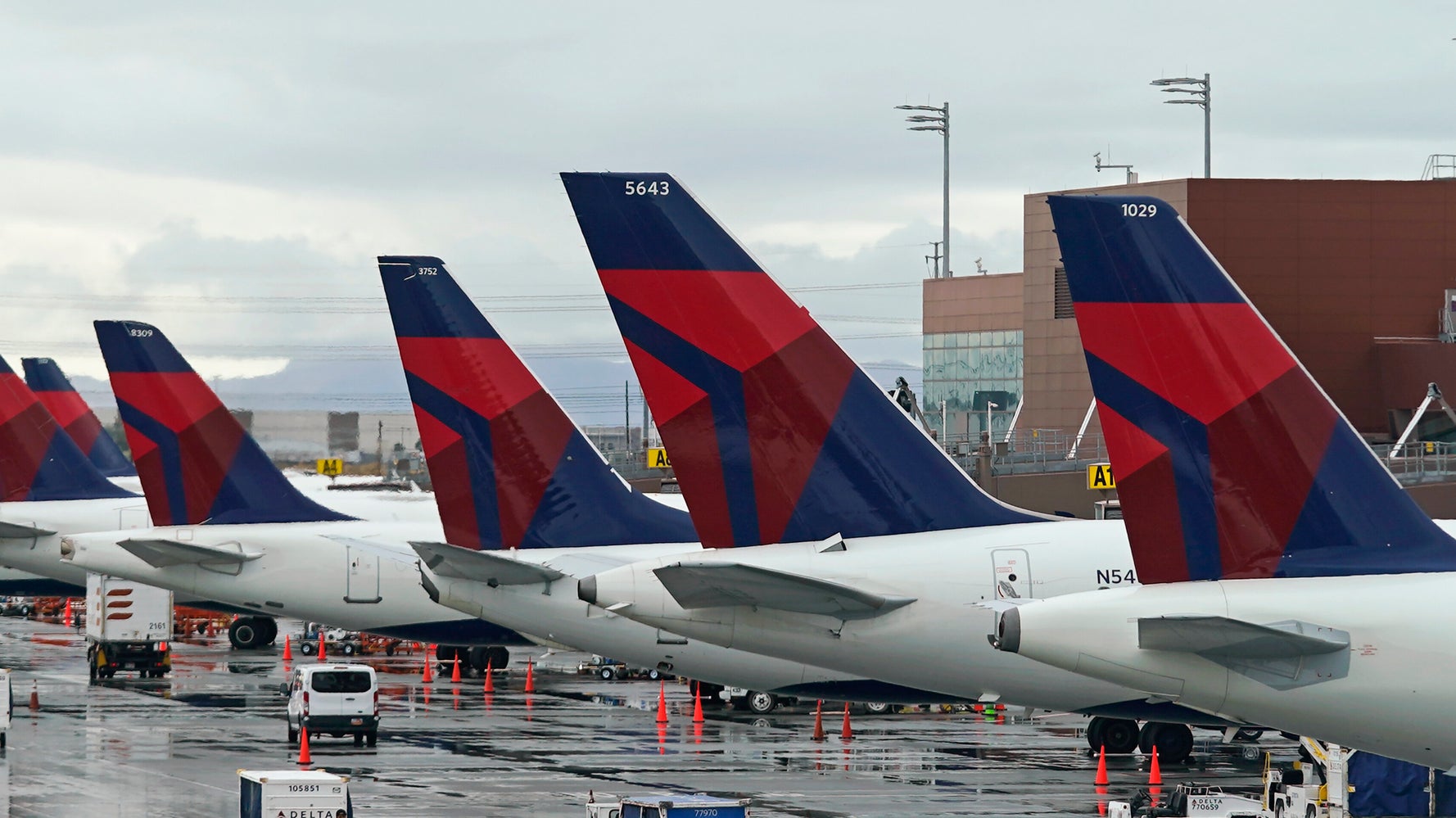 Delta Reportedly Offered Passengers K To Give Up Seats On Oversold Flight Delta Reportedly Offered Passengers K To Give Up Seats On Oversold Flight