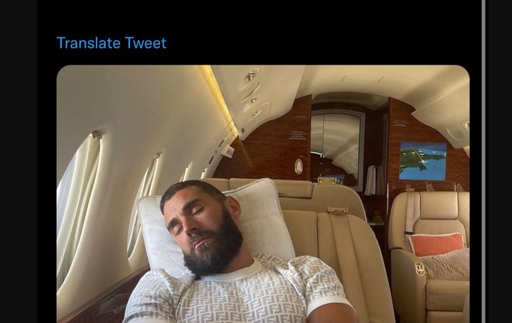 Tuit de Benzema con la foto durmiendo en un avión.