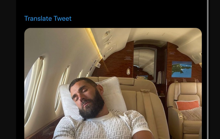 Tuit de Benzema con la foto durmiendo en un avión.