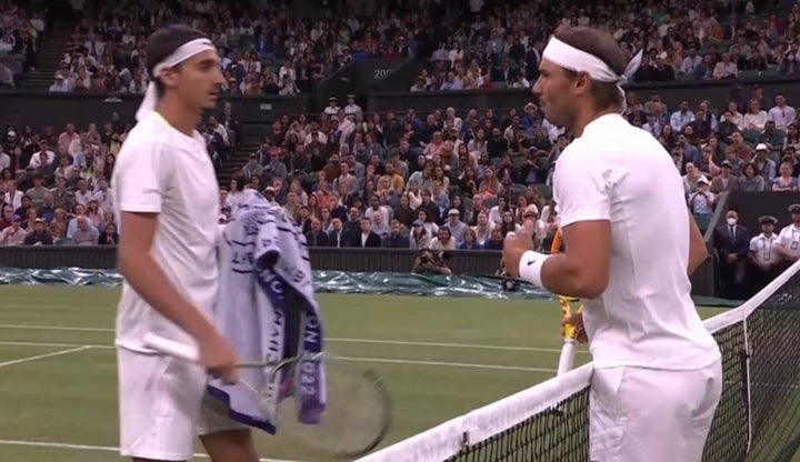 Rafa Nadal habla con Sonego tras parar el partido.