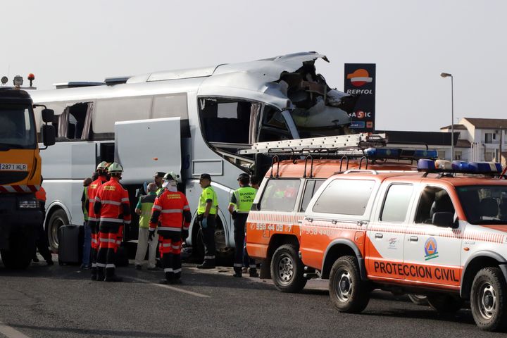 El accidente entre dos autobuses y un turismo en Moraleda de Zafayona (Granada).