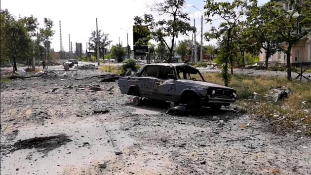 Cette photo fournie par l'administration militaire de la région de Lougansk donne à voir les stigmates de la ville de Lyssytchansk ce dimanche 3 juillet 2022.