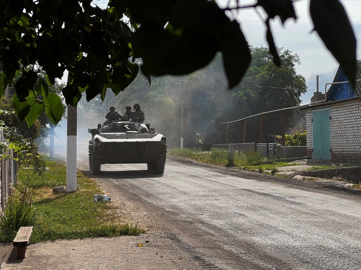 Un tanque con soldados en Lisichansk.
