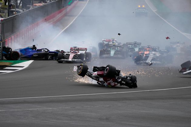 Les images de l'incroyable accident de Guanyu Zhou au Grand Prix de Grande-Bretagne.