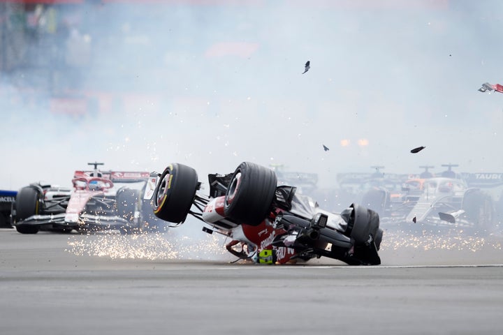 El coche de Guanyu Zhou durante el accidente.