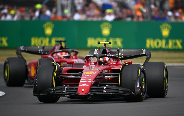 Carlos Sainz por delante de su compañero de equipo, Charles Leclerc.
