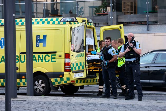 Une ambulance et des policiers armés devant le centre commercial Field's de Copenhague ce dimanche 3 juillet, après des informations faisant état de coups de feu.