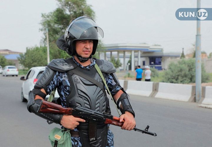 Ένας αξιωματικός επιβολής του νόμου από το Ουζμπεκιστάν φρουρεί έναν δρόμο στο Nukus, πρωτεύουσα της βορειοδυτικής περιοχής Καρακαλπακστάν, Ουζμπεκιστάν, 3 Ιουλίου 2022. KUN.UZ/Φυλλάδιο μέσω REUTERS