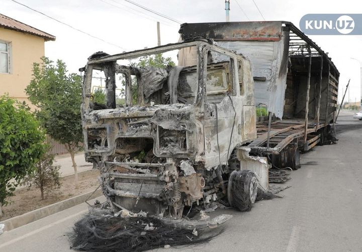 Μια άποψη δείχνει ένα φορτηγό που κάηκε κατά τη διάρκεια διαδηλώσεων στο Nukus, πρωτεύουσα της βορειοδυτικής περιοχής Karakalpakstan, Ουζμπεκιστάν, στις 3 Ιουλίου 2022. KUN.UZ/Handout μέσω REUTERS