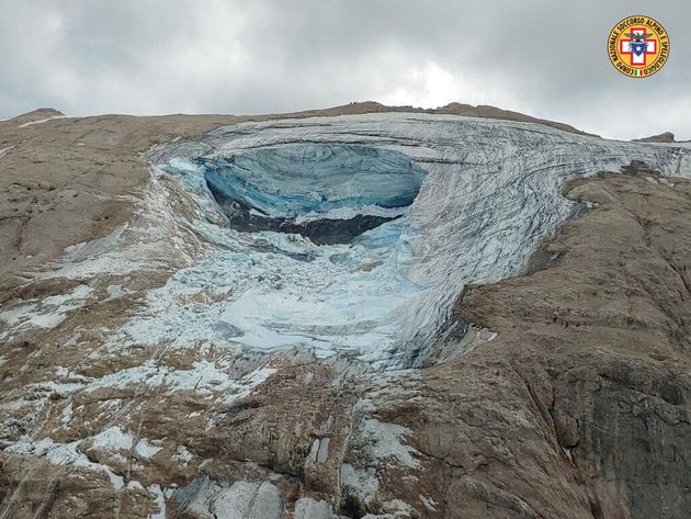 Une photo des services de secours alpins montrant où le glacier italien de la Marmolada s'est effondré, le 3 juillet 2022.