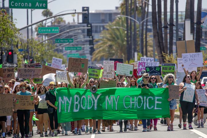 アメリカ・カリフォルニア州ロングビーチで行われた合法的な中絶を支持するデモ（2022年7月2日撮影）