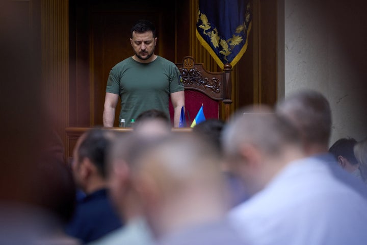 El presidente ucraniano, Volodímir Zelenski, en un acto por los civiles muertos en el bombardeo ruso a Odesa.