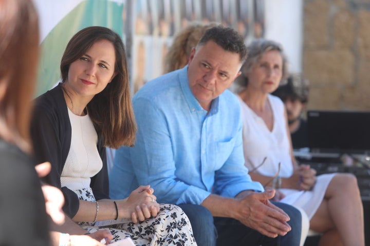 Juan Antonio Delgado, junto a Ione Belarra.