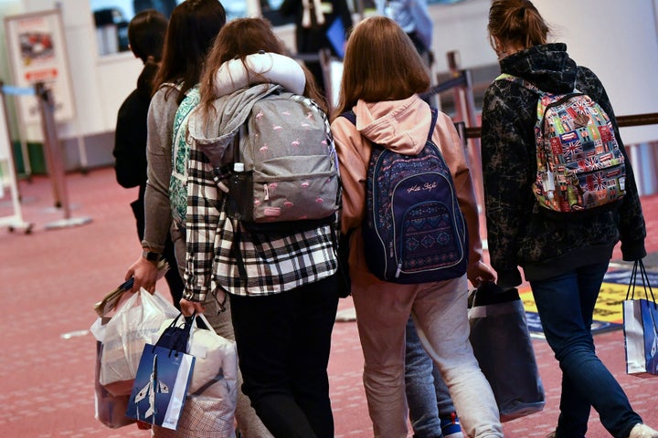政府専用機で日本に到着したウクライナ避難者=4月5日、羽田空港