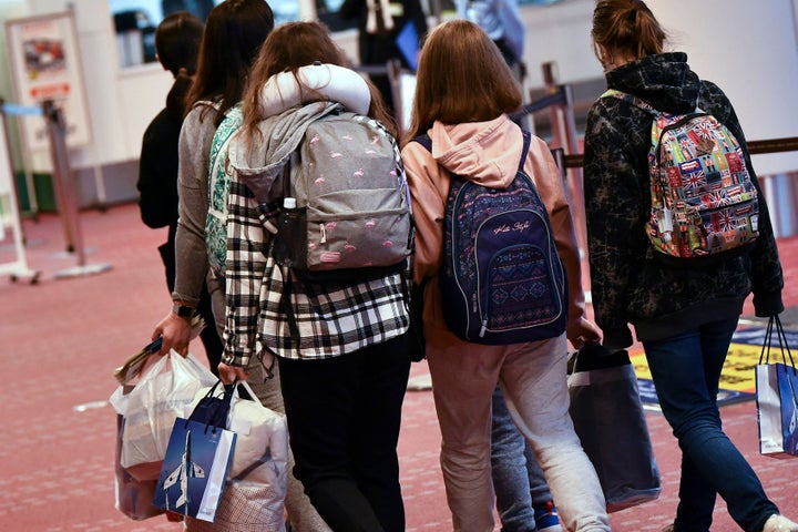 政府専用機で日本に到着したウクライナ避難者＝4月5日、羽田空港