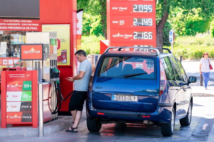 Un hombre repostando combustible en Madrid, con los precios más altos de la historia.