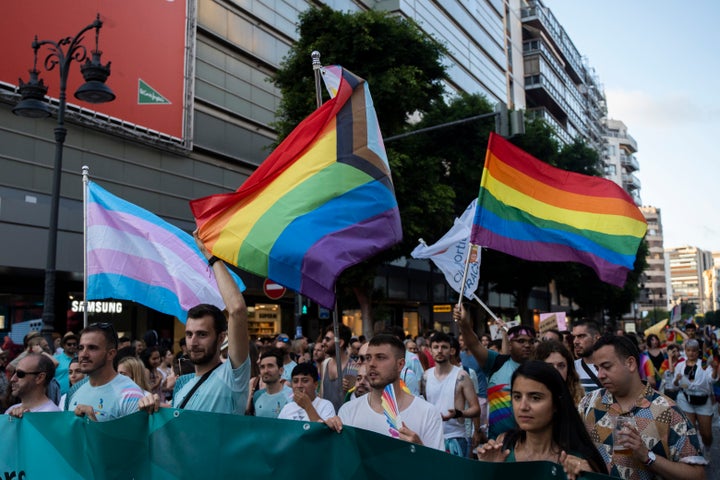 Manifestación a favor de los derechos LGTBI con pancartas en los que se lee el eslogan 'Ante el odio: derechos y Orgullo`.