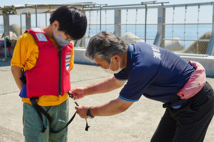 ライフジャケットは、股にきちんと紐を通して固定しよう