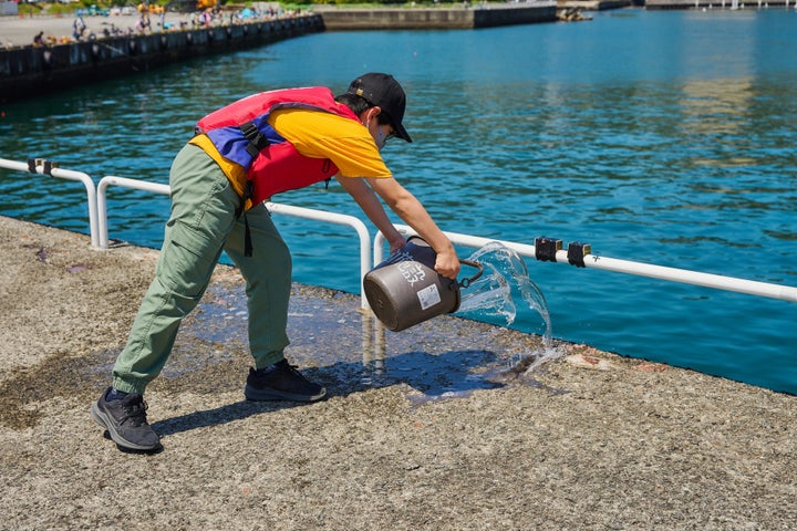 撒き餌を海に流す息子。意外とうまい