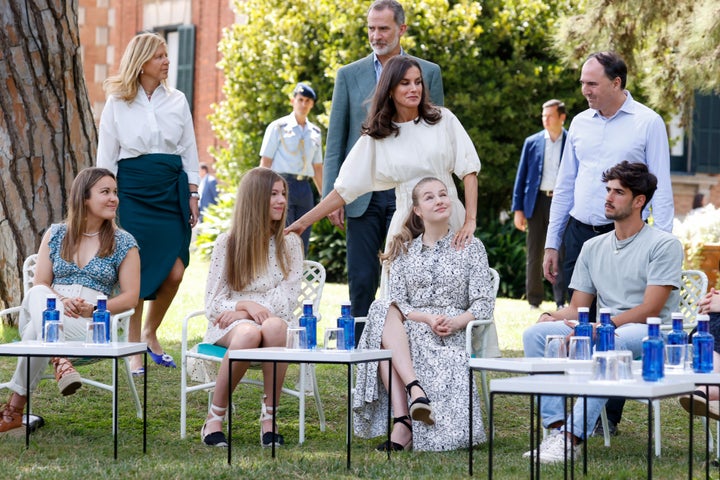 La reina, saludando a sus hijas.