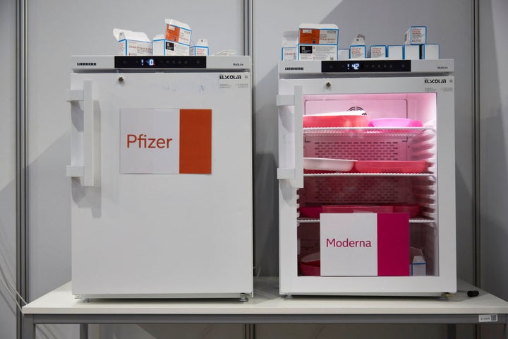 Neveras con viales de la vacuna de Pfizer y Moderna, en una imagen de archivo.