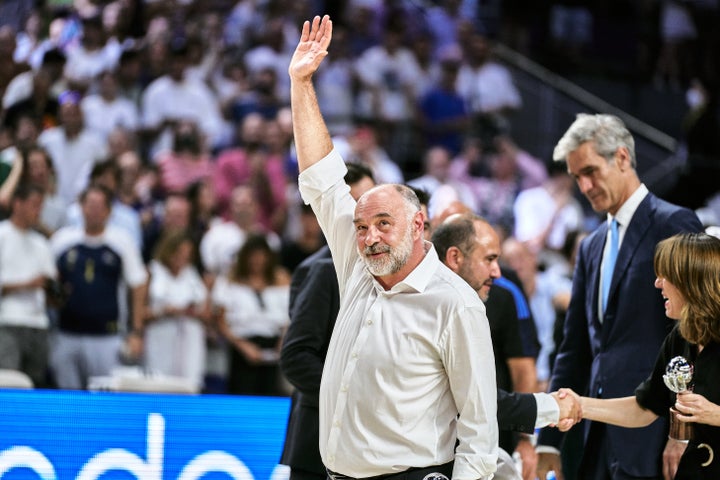 Laso saluda a la afición tras la victoria de Liga ante el Barça