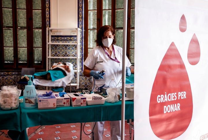 Una enfermera, tras extraer sangre a un donante en Valencia, el 29 de junio de 2022.