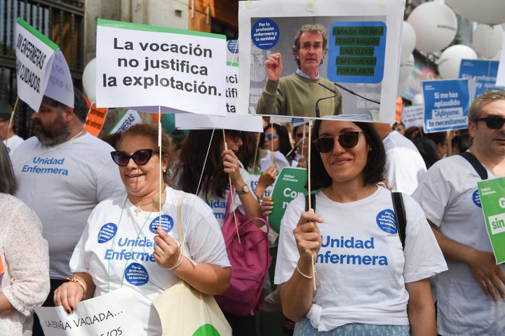 Dos mujeres, en una manifestación contra el "abandono" de la sanidad en Madrid, el 18 de junio de 2022.