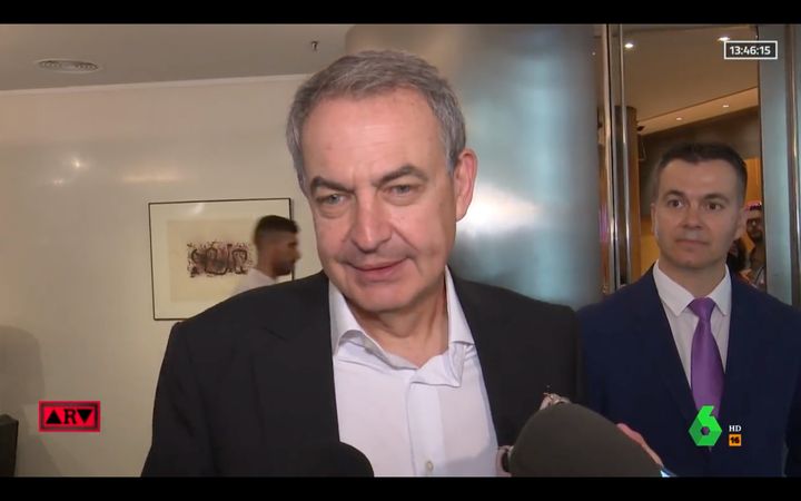 Zapatero atiende a los medios.