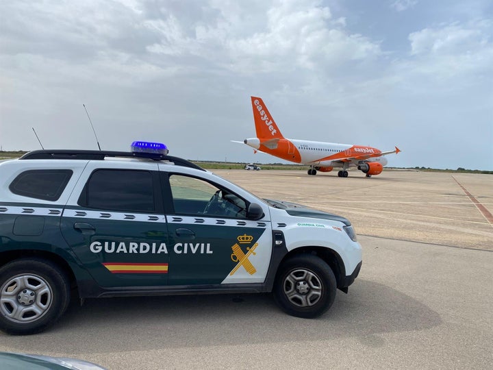 Avión que recibió la amenaza de bomba alejado en la pista de aterrizaje.