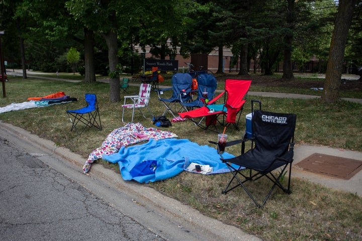 Sillas y bebidas abandonadas a la carrera por el tiroteo en Highland Park