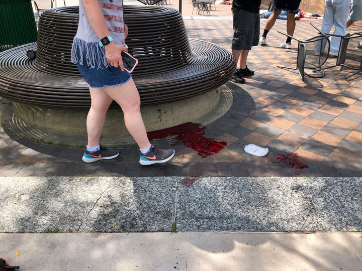 Restos de sangre en las calles de Highland Park tras el ataque armado