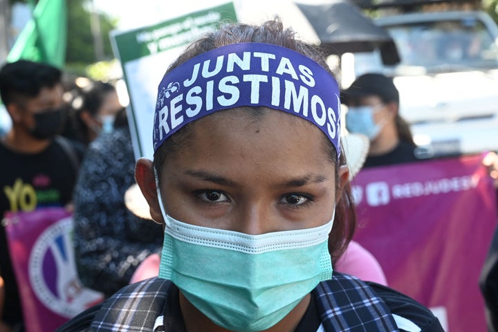 Una mujer se manifiesta para descriminalizar el aborto en San Salvador (El Salvador).