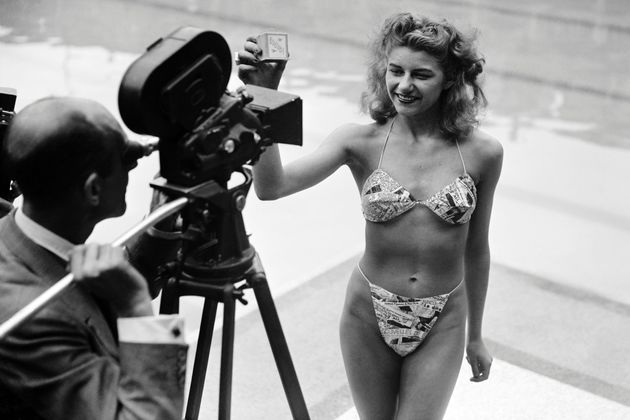 1946年7月5日、ルイ・レアールが考案した「ビキニ」の水着がメディアに公開された