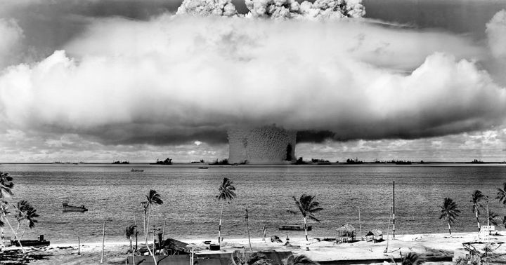 原爆の爆発後、ビキニ環礁にそびえる巨大なキノコ雲。1946年7月25日に実施されたベーカー実験での写真