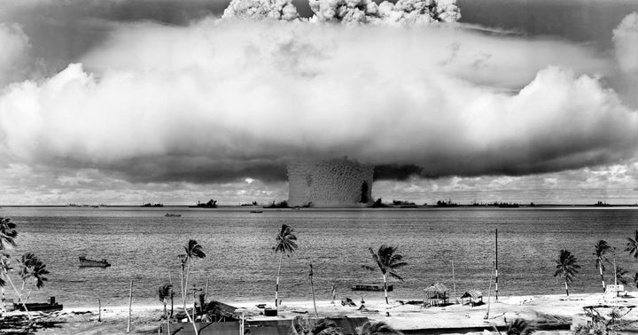 原爆の爆発後、ビキニ環礁にそびえる巨大なキノコ雲。1946年7月25日に実施されたベーカー実験での写真