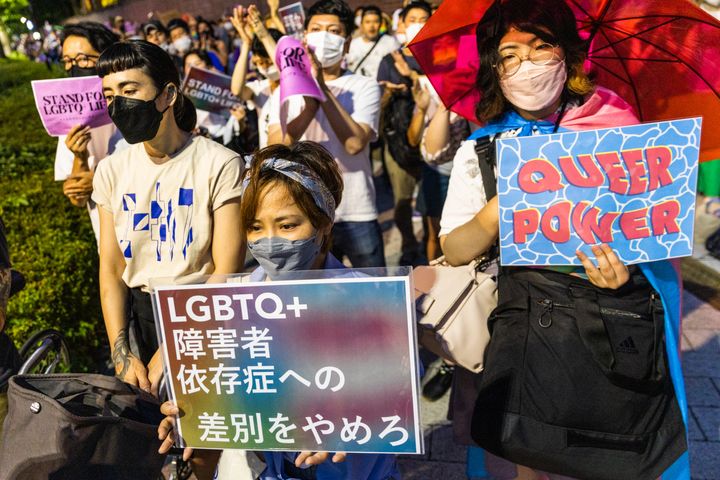 自民党議員が参加する会合で性的マイノリティに差別的な内容の冊子が配布されたことに対する抗議の参加者たち＝2022年7月4日撮影、東京・永田町の自民党本部前