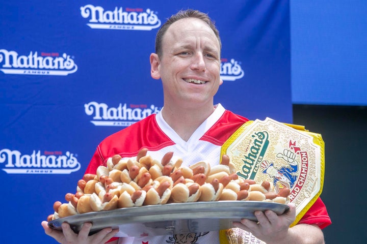 Joey Chestnut tras la competición en Nueva York.