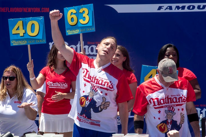 Joey Chestnut en la competición en Nueva York.