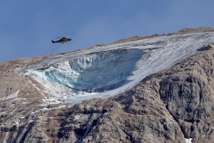 Un helicóptero sobrevuela el lugar donde se originó el desprendimiento del glaciar de la Marmolada, en los Alpes italianos.