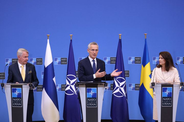 El ministro de Exteriores finlandés, Pekka Haavisto; el secretario general de la OTAN, Jens Stoltenberg; y el ministro de Exteriores sueco, Anne Linde.