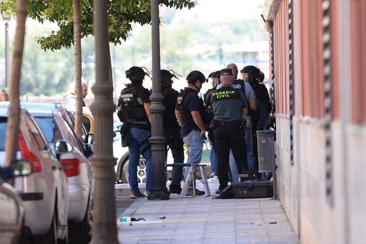 Dispositivo policial para detener al hombre que se atrincheró tras disparar contra un vecino en Santovenia de Pisuerga (Valladolid).