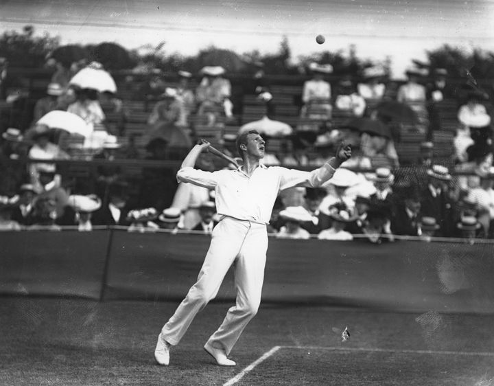Τόνι Γουάιλντινγκ από τη Ν.Ζηλανδία στο τουρνουά τένις του Γουίμπλετον τον Ιούνιο του 1908, ντυμένος και αυτός, όπως όλοι οι παίκτες, στα λευκά. 