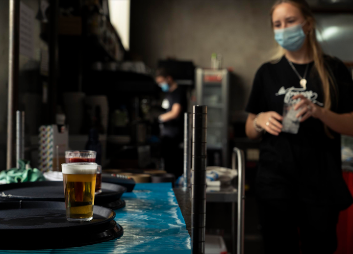 Una de las camareras de La Francachela sirve una cerveza.