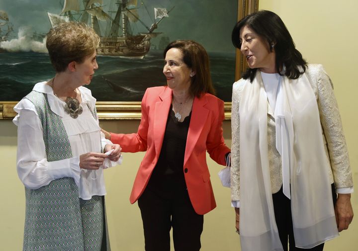 Fotografía de Paz Estebán, exdirectora del CNI (izquierda de la imagen), Margarita Robles, ministra de Defensa (centro de la imagen) y Esperanza Casteleiro, actual directora del CNI (derecha de la imagen).