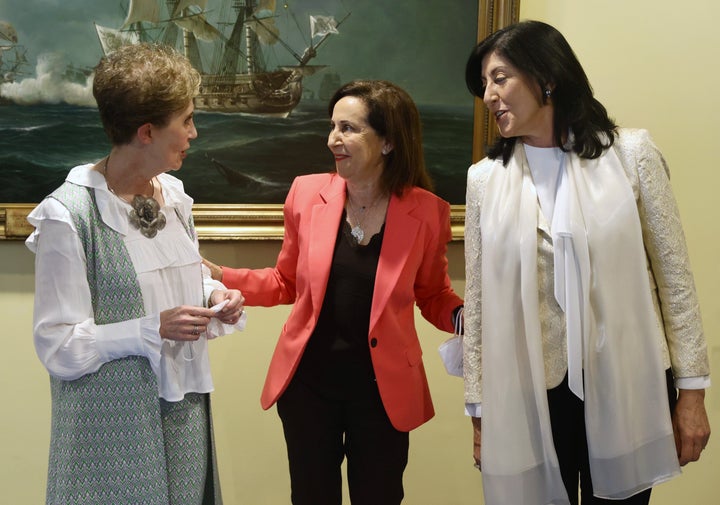 Fotografía de Paz Estebán, exdirectora del CNI (izquierda de la imagen), Margarita Robles, ministra de Defensa (centro de la imagen) y Esperanza Casteleiro, actual directora del CNI (derecha de la imagen).