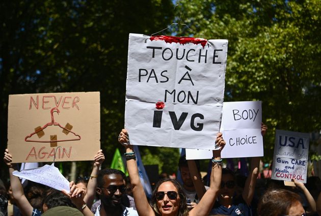 Des manifestants pro-IVG lors d'un rassemblement demandant à ce que le droit à l'avortement soit protégé par la Constitution, en France, le 2 juillet 2022.