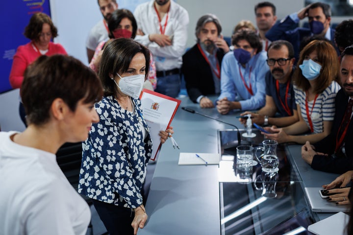 La portavoz y la ministra de Defensa, en una reciente rueda de prensa desde Moncloa